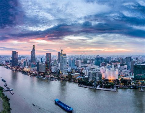  Dreaming Saigon: A Photographic Portrait of Time and Change